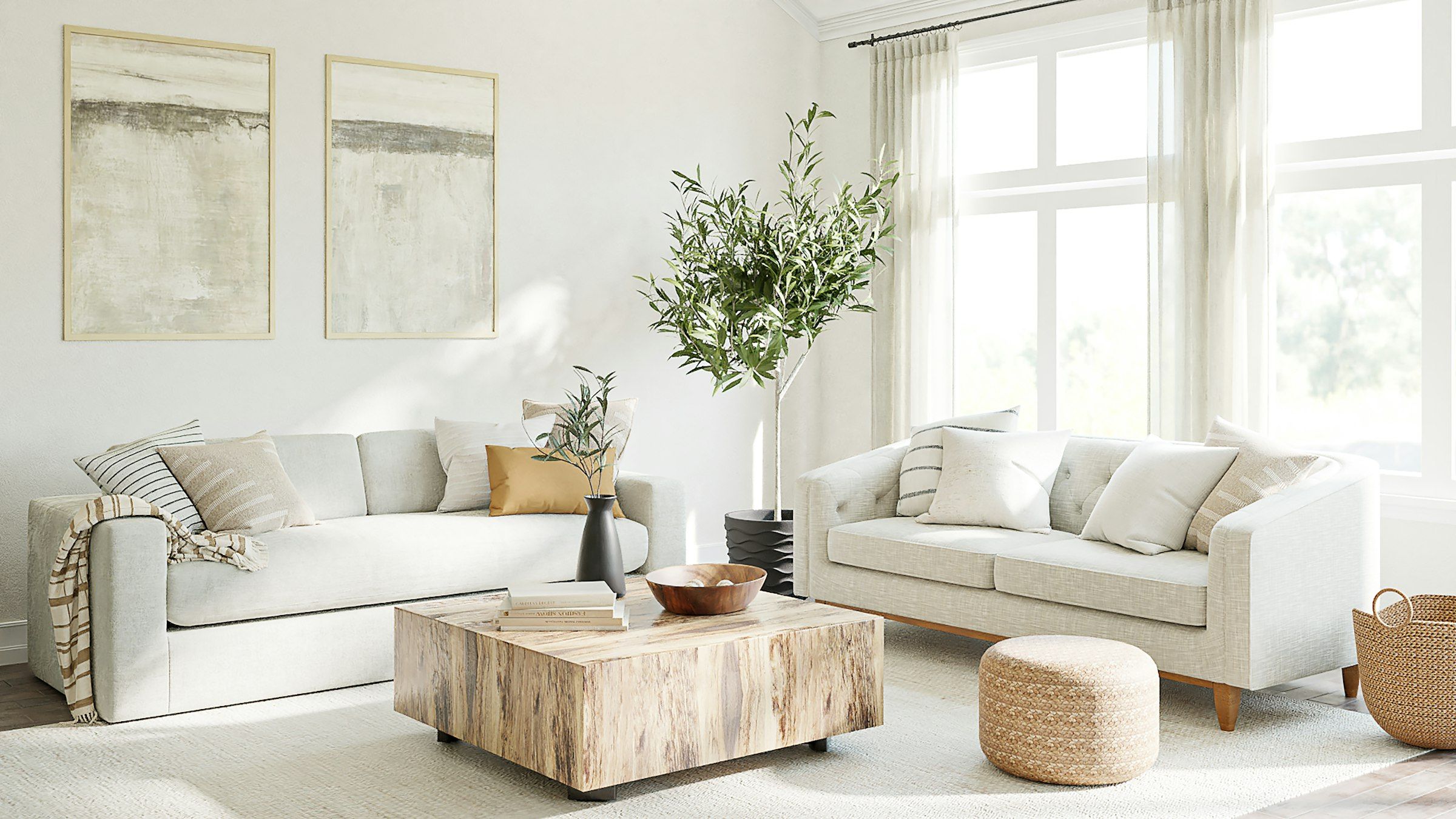 Ein heller, aufgeräumter Wohnraum mit Sofas und großen Fenstern